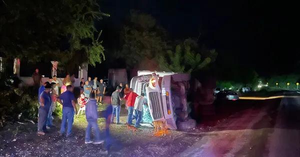 Camión de OXXO vuelca en la Valles