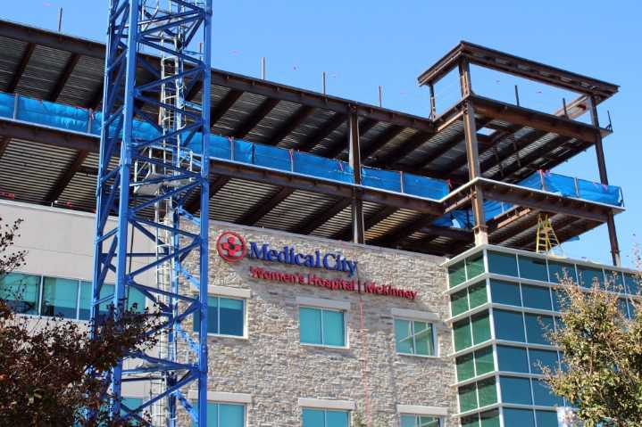 Medical City McKinney officials hosts topping