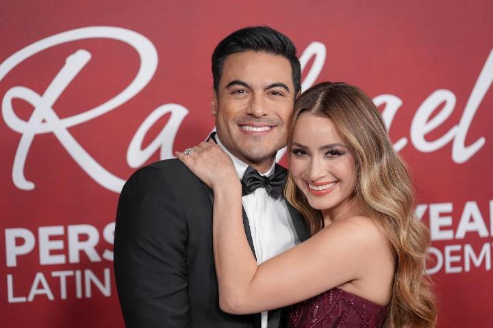 Latin Grammy 2025: Carlos Rivera y Cynthia Rodríguez derrochan amor en la alfombra roja de los