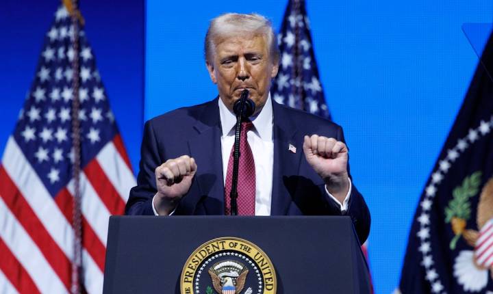 Donald Trump insiste en querer enviar $2,000 a los estadounidenses, pero no ha explicado cómo