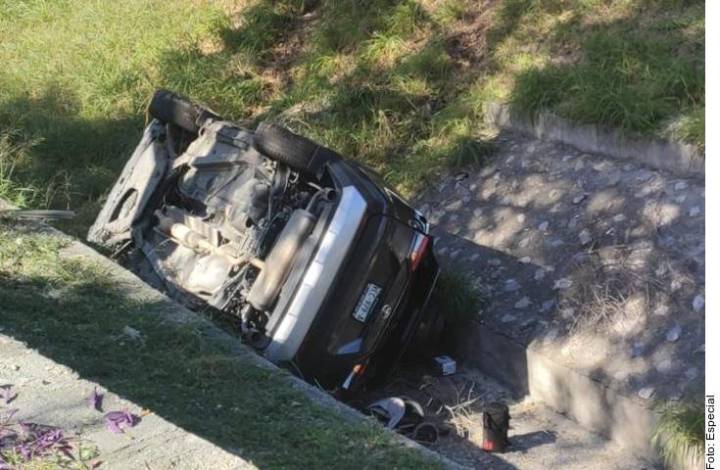 De reporte de volcadura en Monterrey a asesinato de mujer; presunto agresor es encontrado sin vida