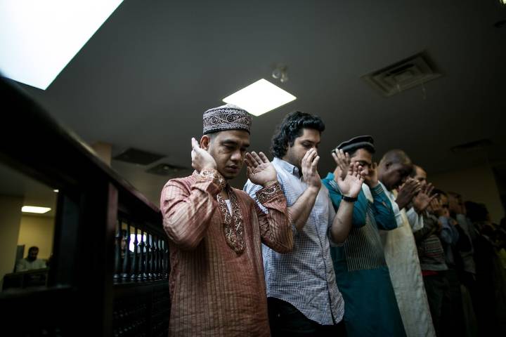 Prohibido ir a clase con velo y o rezar en calles y parques: Quebec redobla su apuesta por la laicidad