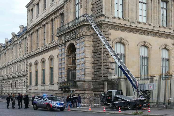 Una auditoría del 2018 identificó el balcón del Louvre como "uno de los puntos de mayor vulnerabilidad" del museo y sugirió que podría alcanzarse con una carretilla elevadora
