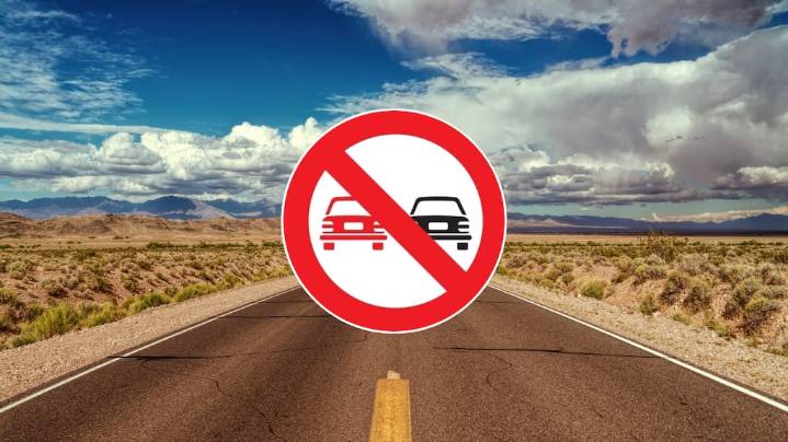 Qué significa la señal de tránsito que tiene dos autos en paralelo y una franja roja cruzada por encima