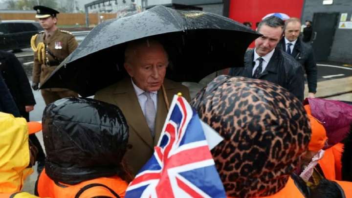 El rey Carlos III celebra su 77 cumpleaños decidido a seguir trabajando pese a su cáncer