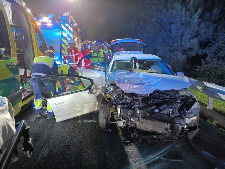 Cuatro heridos en un aparatoso accidente entre un turismo y un autobús en la A