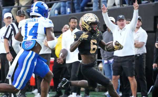 Pavia throws for 484 yards, Vandy sinks Kentucky 45