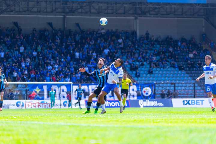 En un gran partido, Huachipato y la UC empataron sin goles en Talcahuano