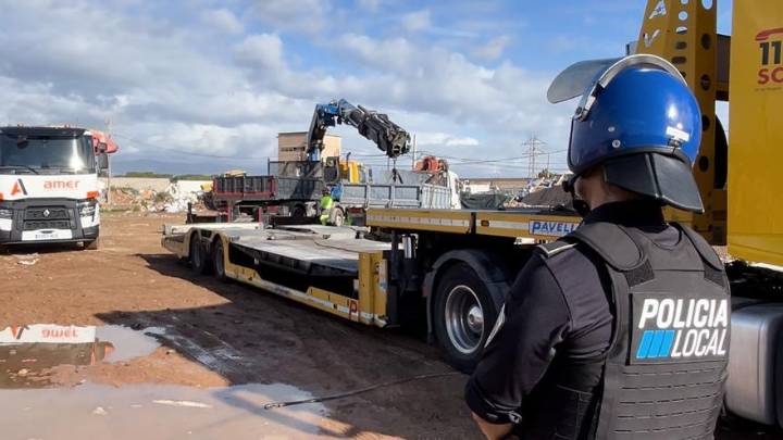 VÍDEO | Derriban cinco construcciones ilegales en Son Banya, tres de ellas puntos de venta de droga