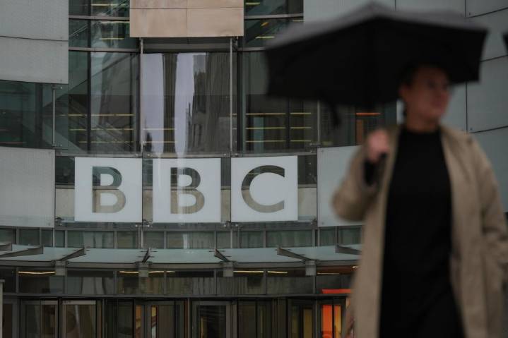 La BBC enfrenta crisis de liderazgo tras renuncias por editar discurso de Trump