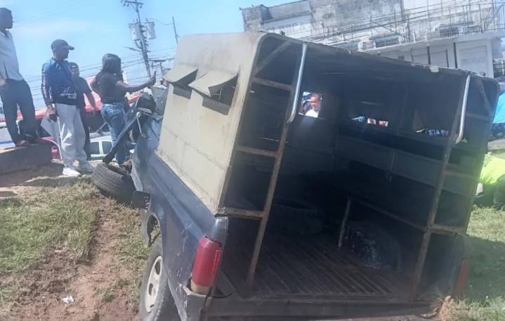 Volcamiento de perrera dejó tres heridos en San Félix