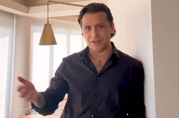 ¡En plena entrevista! Christian Nodal coquetea con reportera