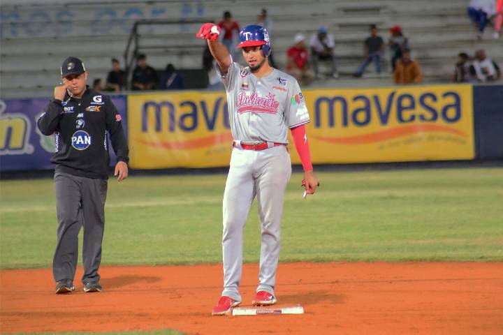 Los Tiburones apalearon a los relevistas de Lara para ganar en extrainning