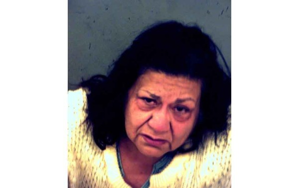 Atacan madre e hija a oficial y tratan de evadir arresto