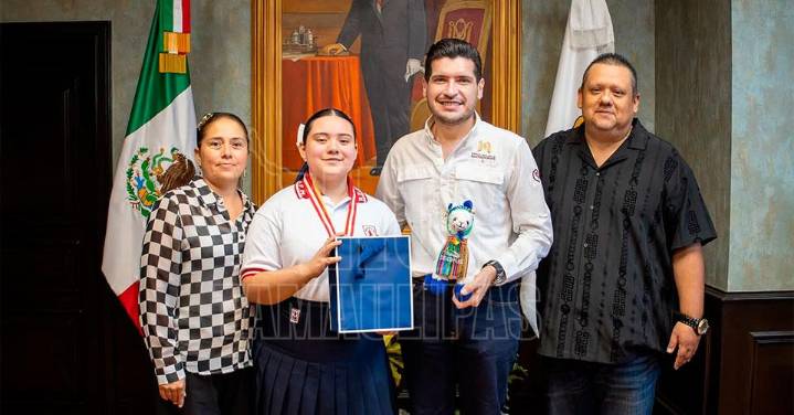 Beto Granados recibe con orgullo a la estudiante Vania Ocejo, ganadora internacional de oratoria