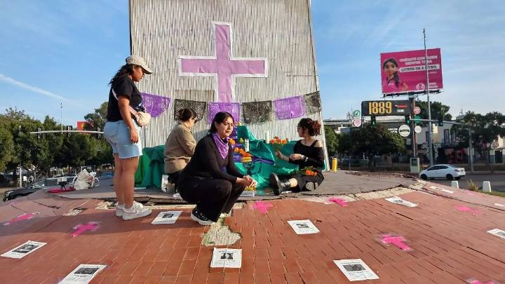 Instalan altar por víctimas de feminicidio en Tijuana