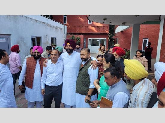 AAP leaders celebrate Harmeet Sandhu’s victory in Tarn Taran Bypoll Photo Source: Babushahi Bureau [ FULL VIEW ]