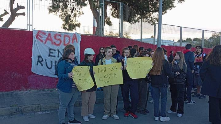 Las deficiencias de la escuela de arte saltan al terreno político