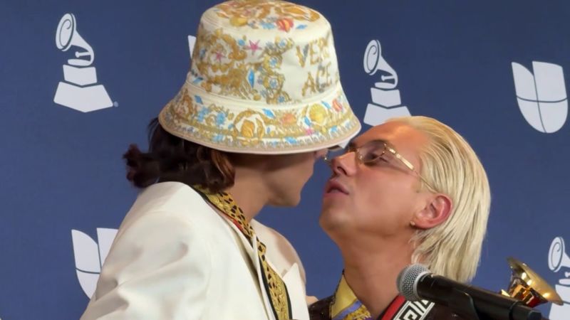 El beso de CA7RIEL y Paco Amoroso con el que celebraron su victoria en los Latin Grammy