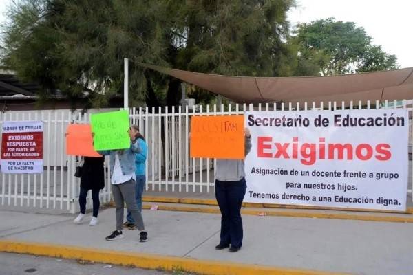 Protestan maestros y clausuran primaria