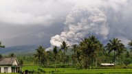 Las autoridades de Indonesia elevan al máximo el nivel de alerta tras la erupción del volcán Semeru