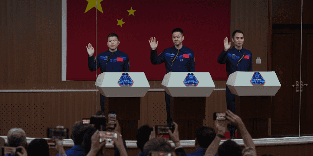 Regresan a salvo astronautas chinos atrapados en estación espacial