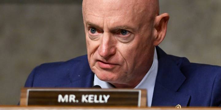 Experts doubt the Pentagon can punish Kelly over the ‘illegal orders’ video