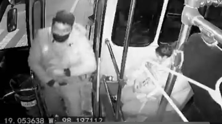 Alerta. Hombres armados asaltan microbús en sólo 60 segundos y en pleno Centro Histórico