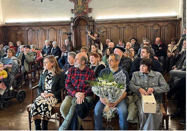 La viuda y el hijo de Enrike Gómez reciben el «recuerdo y el reconocimiento» de Arrasate