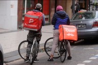 Repartidor de aplicación debe entregar más de 15 pedidos diarios para no ser pobre