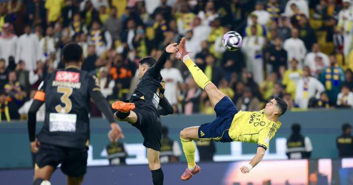 Cristiano Ronaldo marca de chilena un golazo para completar la goleada del Al