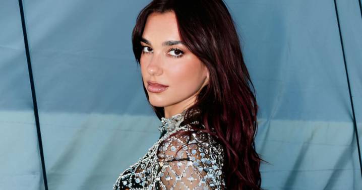 Dua Lipa deslumbra en Bogotá y sorprende cantando “Antología” de Shakira en El Campín