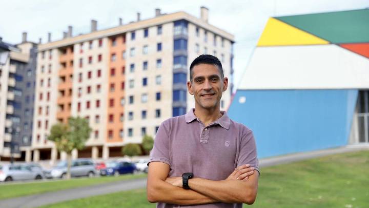 La historia de Francisco Collantes, el vecino de Oviedo que tiene la única empresa de España autorizada para hacer el examen de gruista