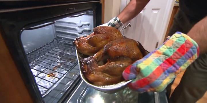 More families skip the kitchen this Thanksgiving, restaurants see surge in reservations
