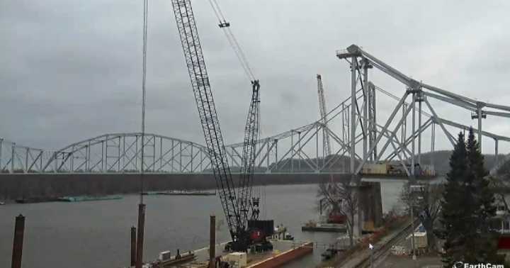 Weather stalls Mississippi River ferry at Lansing Bridge