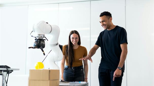 Presentan inédito robot recolector que sube las palmeras de açaí en la Amazonia de Brasil