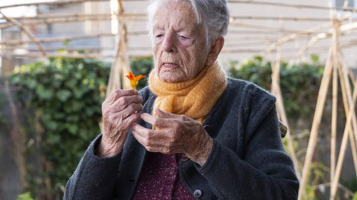 La fórmula de Carme para subir al podio de la longevidad en España: cantar, comer y dormir