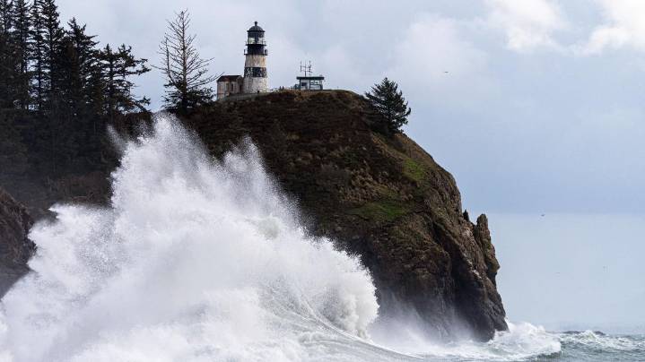 Coastal flood warning issued as king tides, heavy rain threaten Washington coast