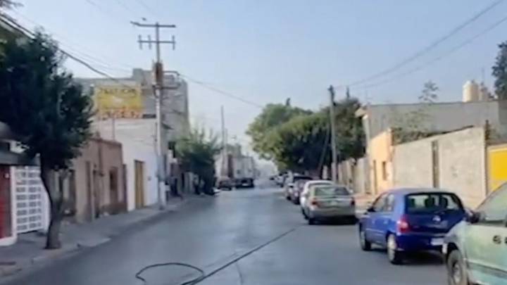 Tráiler derriba poste en calles del Centro de Saltillo; vecinos se quedan sin servicio de telefonía