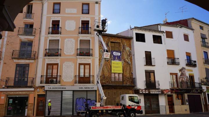 Xàtiva renueva la iluminación de la Plaça del Mercat con nuevos proyectores led