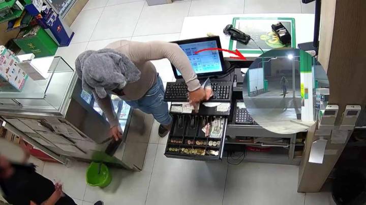 Vídeo: Detenido un hombre por asaltar una gasolinera armado con un cuchillo en Valencia