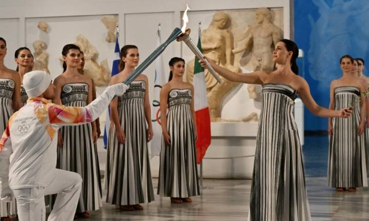 La antorcha olímpica inicia su recorrido rumbo a los Juegos de Invierno 2026