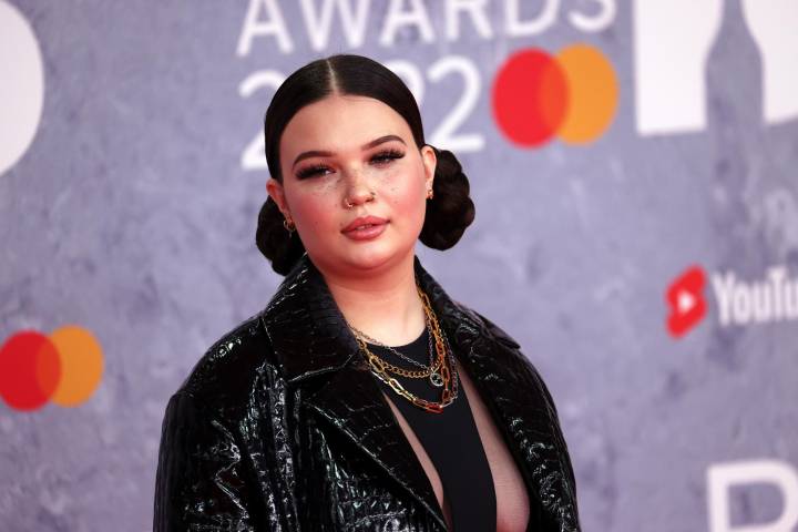 Lola Young, Alex Warren y Olivia Dean aspiran al Grammy a mejor artista nuevo