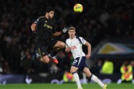 Raúl Jiménez participa en triunfo del Fulham sobre Tottenham