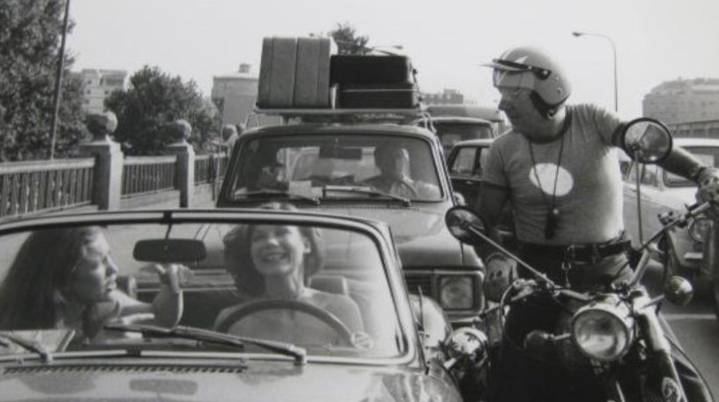 La costumbre de hacer puente entre festivos, en el archivo de La Voz: «Que trabaje Rita, yo me piro cinco días»