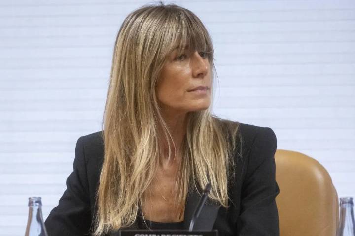 El juez del 'caso Begoña Gómez' imputa a una alto cargo de Moncloa y descarta cerrar la causa