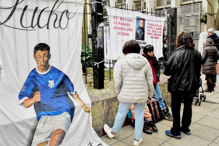 Un policía enfrentará juicio por jurados por el asesinato de Luciano Olivera