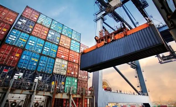 Las importaciones de bienes de consumo empujan la salida permanente de dólares