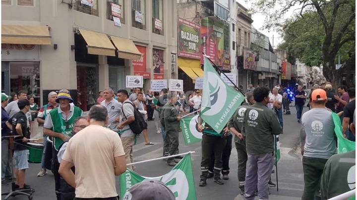 Municipales de Santa Fe se movilizaron al Palacio Municipal en medio de un paro de 48 horas