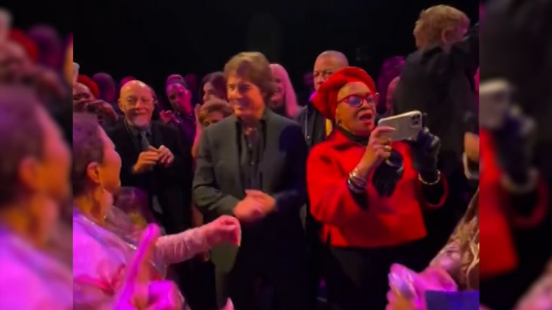 Tom Cruise celebra su Oscar honorífico mostrando sus dotes de bailarín